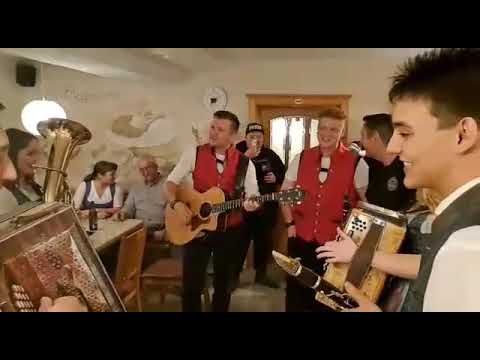 Wos steht da drob'n am Almaroan - Geschwister Scharf