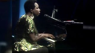 Nina Simone: My Baby Just Cares For Me (Live on Sábado Noche)