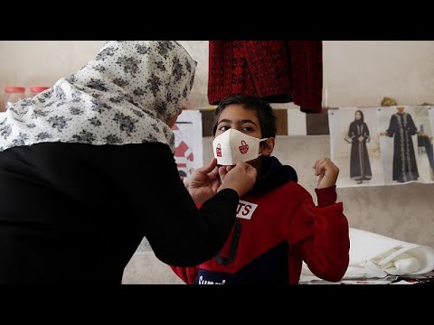 شاهد كمامات بألوان الميلاد مطرزة بأيدي مريضات سرطان في غزة…