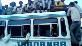 preview picture of video 'India : Overloaded Bus, crazy people on the roof n inside the bus... amazing...'