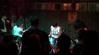 The Coathangers-Down Down LIVE