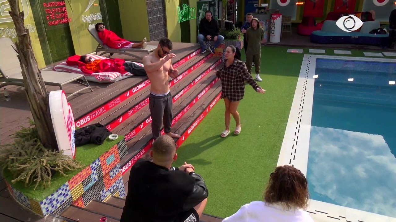 Meritoni prish sfidën dhe lahet në pishinë, shpërthen Erjola: Ndyrësirë, tallesh me…