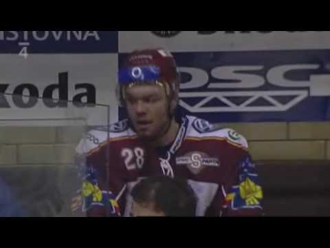 Zlín   Sparta   31 1 2010   Zákrok Hrdela na Vlacha který nebyl trestán u disciplinární komise 