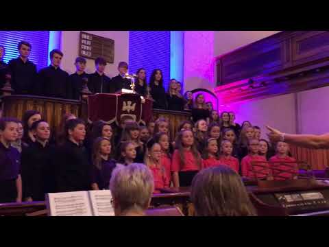 Côr Ieuenctid Môn - Law yn Llaw