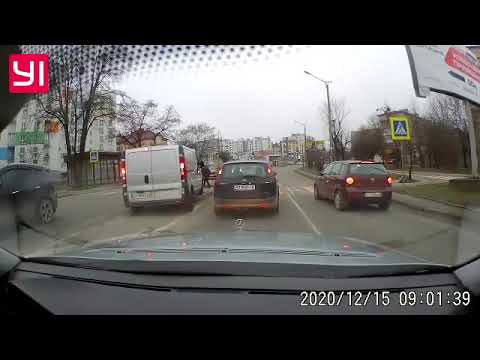 На Довженка водій зніс знак на острівці безпеки. ВІДЕО