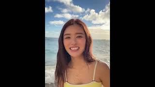 笑顔のかわいいスレンダーな水着美女がバイバイしていますね！