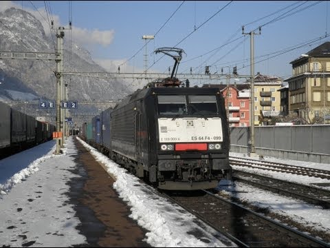 Bahnverkehr in Erstfeld und Amsteg am 4.12.10 - Bunte Loks im Schnee