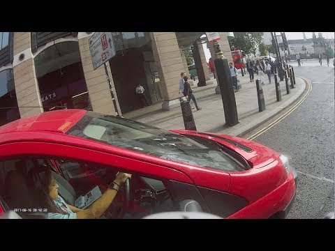 royal mail - driver on phone phone - ky65 ejf - 16th august 2017 8:42 parliament square