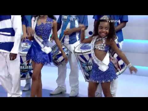 Veja o samba da escolinha Filhos da Águia