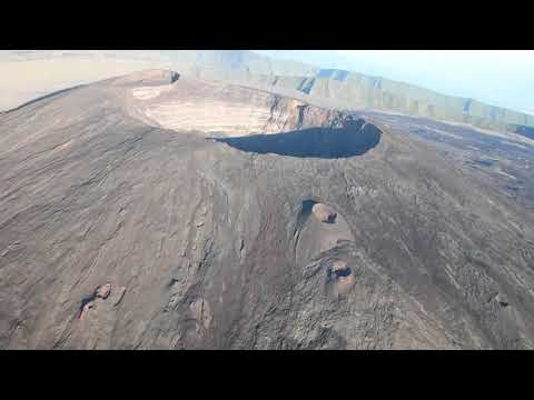2007 年 4 月のピトン ド ラ フルネーズ噴火の際に流れ出る溶岩。