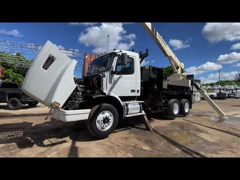 2002 Volvo VHD National Crane 400B Flatbed Truck