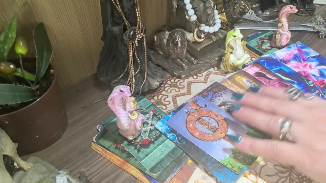 Вражина ритуал в церкви 💒 проводила и в ловушку свою угодила  всю грязь  вер?