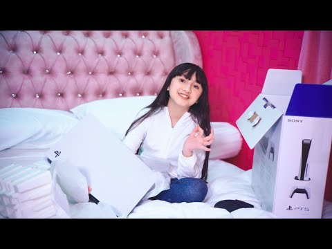 Alyssa Unboxing PS5