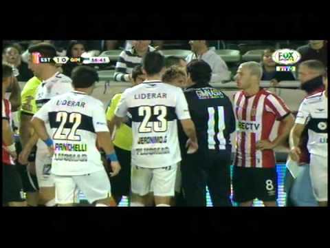 Patada criminal de Pereira a Oreja