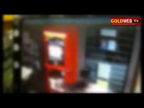 INCREDIBILE a CE. IMMAGINI. Nella notte prende a CALCI e PUGNI un SELF TABACCHI