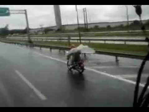 Motoqueiro doido. É o BatMan na Castelo Branco