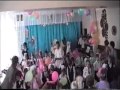 Выпускники и малыши танцуют и поют.mp4 