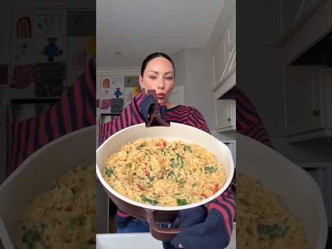 Boursin Spinach & Sun dried Tomato Orzo Bake a recipe you can prep in 5 minutes! 👏 WANT THE R