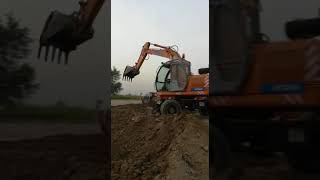 preview picture of video 'Samsung excavator loading troli'