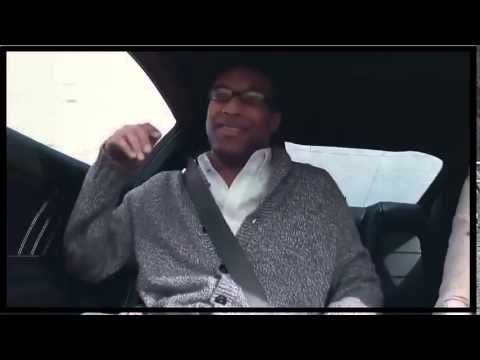 Ce poate face cu bărbații o blondă aflată la volanul unui bolid de lux! Reacțiile domnilor, aflați &icirc;n dreapta, sunt demențiale (VIDEO)