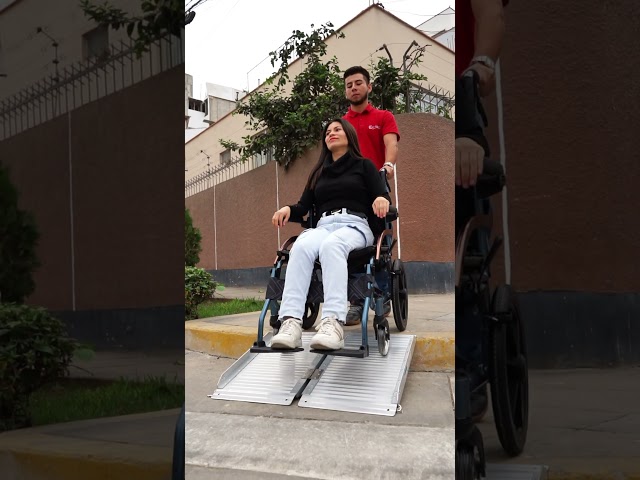 Vídeo relacionado con Tira de umbral de aluminio para puertas, alfombra y azulejos, accesible para sillas de ruedas, 130 cm, color gris, duradera, para entradas