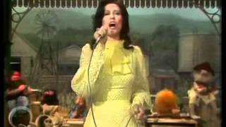 Muppets - Loretta Lynn - You&#39;re Lookin&#39; at Country