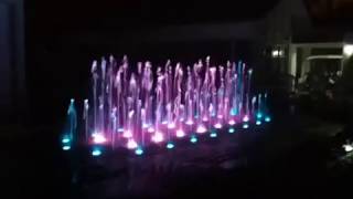 น้ำพุแสงสีหน้าหมู่บ้าน