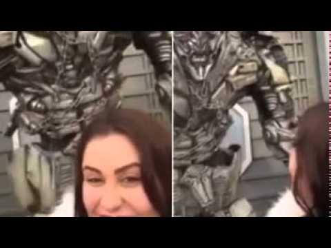 Noticias de hoje: 'Megatron' nega selfie, dá bronca em jovem e vídeo vira hit na web