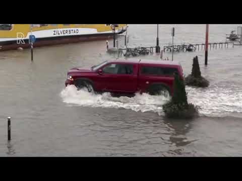 Vaart 'ie of vaart 'ie niet? Veerpont Groot-Ammers heeft het zwaar te verduren. Video: Dilia van Zon