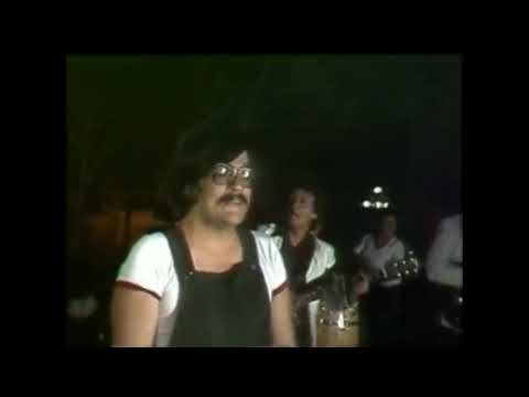 CHICO CHE Y LA CRISIS MICAELA MACORINA CON LA GUITARRA EN VIVO