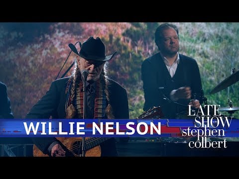 Willie Nelson Performs 'Summer Wind'