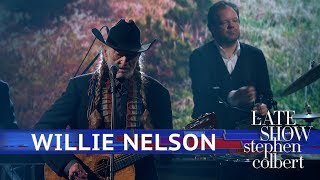 Willie Nelson Performs &#39;Summer Wind&#39;