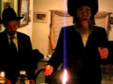 Rebbe reciting Havdalah prayers