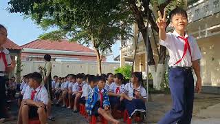 Cute expressions when students receive scholarships! Giving 20 scholarships to poor students