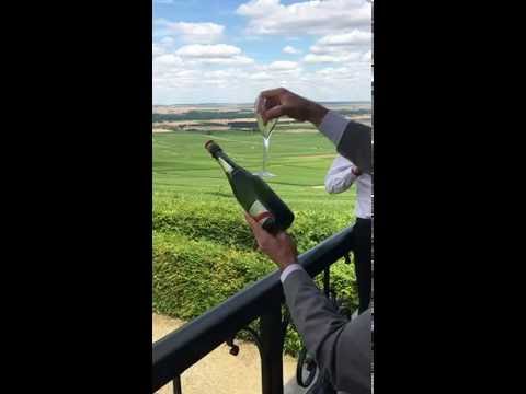Sabrer le champagne avec une flute