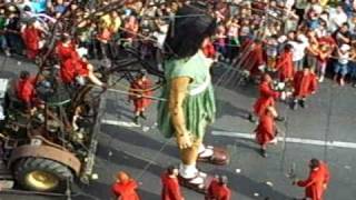 Pequeña Gigante en Plaza Italia. CHILE