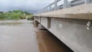 preview picture of video 'Los Surgentes...el agua està a pocos metros del puente...'