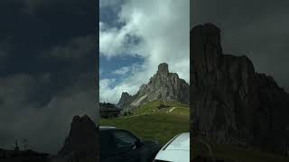 As Dolomitas aparecendo na estrada | Tour Grandes Alpes 🏍️ #shorts
