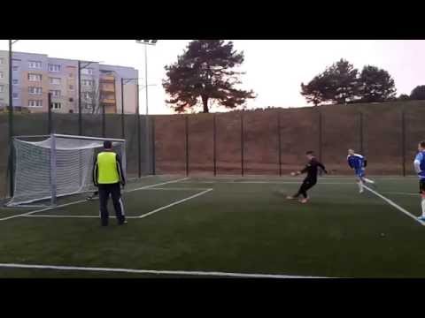 Bramkarz wykonuje rzut karny - PLP Siernieczek Bydgoszcz