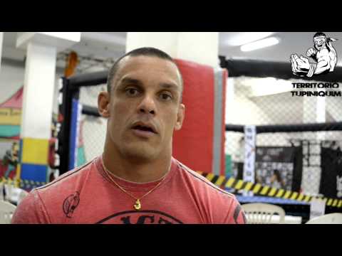 Cristiano Titi encara Daniel Chicão, em Diamantina