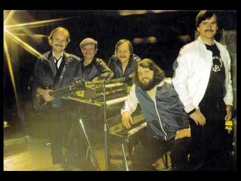 Taneční Orchestr Československého Rozhlasu - Nic Jí Neschází