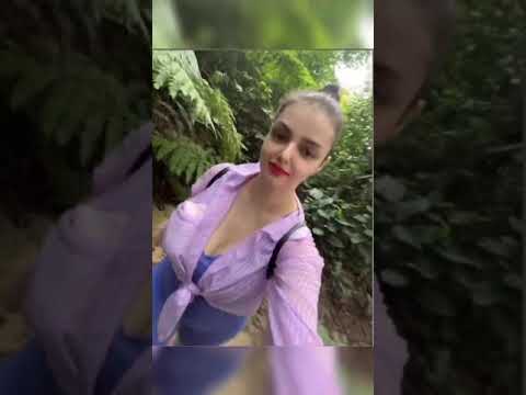 Zizie Izette & Farahdhiya Morning Hiking With Friends di Kiara Hill