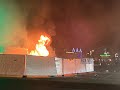Rellen op Urk: teststraat GGD afgebrand, burgemeester kondigt noodbevel af