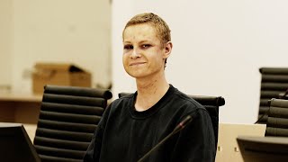 Smilte da han ankom retten