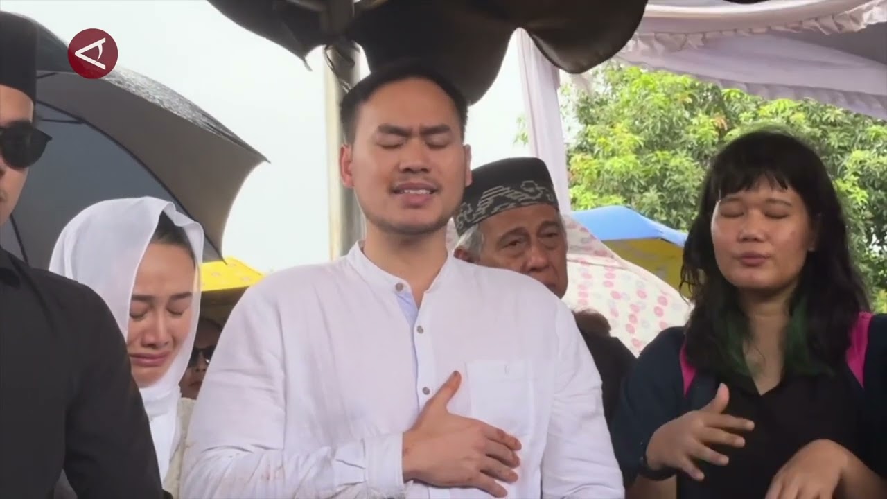 Suasana Haru Iringi Pemakaman Aktor Senior Ray Sahetapy