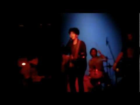 Nicolò Carnesi live@ Salotto Muzika (Bologna, BenTiVoglioClub, 1/11/2012)