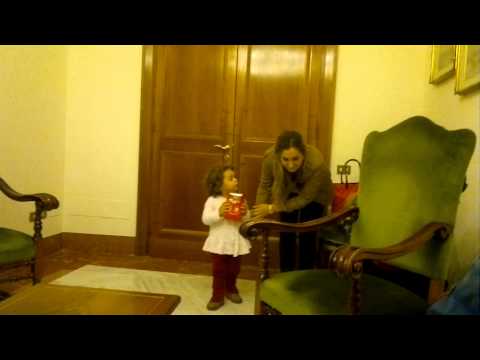 Una nena le regala un paquete de yerba mate al Papa