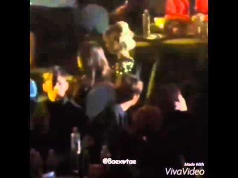 160217Baekhyun turns to see taeyeon in Gaon Awards