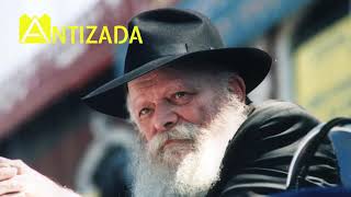 הרבי מליובאוויטש מנגן ניגון זאל שוין זיין די גאולה בהתוועדות י' שבט תש"כ - התמונה מוצגת ישירות מתוך אתר האינטרנט יוטיוב. זכויות היוצרים בתמונה שייכות ליוצרה. קישור קרדיט למקור התוכן נמצא בתוך דף הסרטון