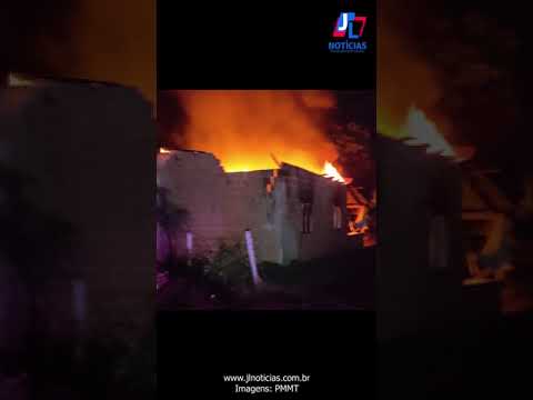 PARANATINGA - Policiais são acionados após incêndio em uma casa no bairro Bica D'Água